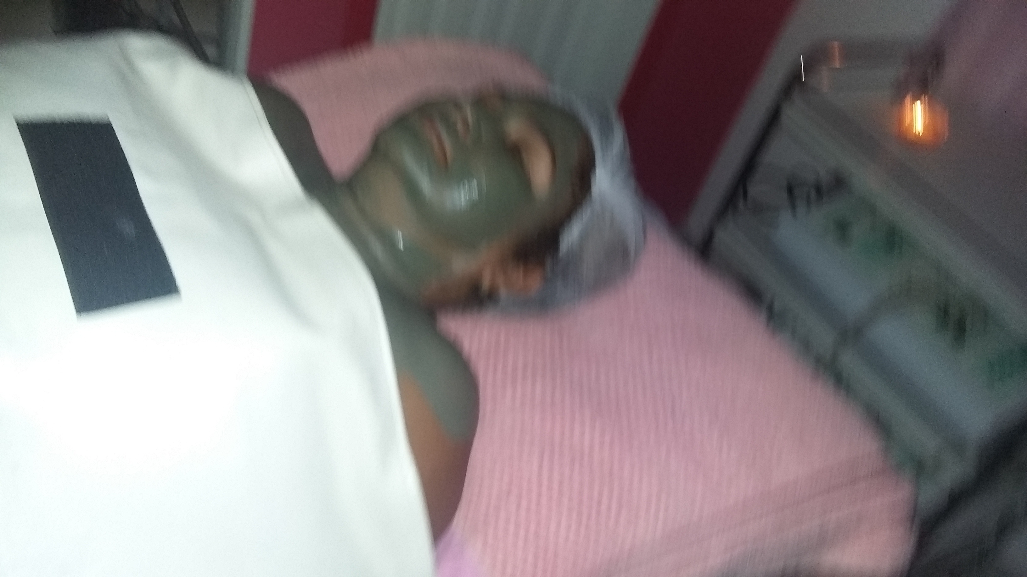 Detox corporal e facial, terapia na qual proporciona relacionamento desintoxicação de toxinas do organismo, esfoliação da pele,clareamento e hidratação.  estética massoterapeuta designer de sobrancelhas depilador(a)