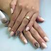 Esmalte nude com filha única.