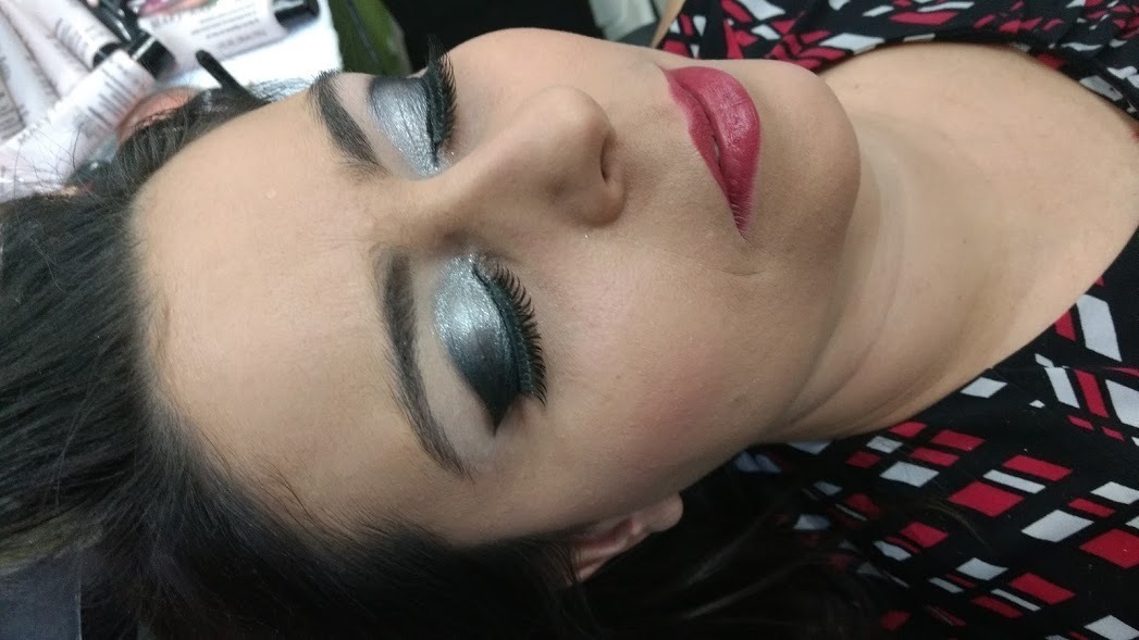 Cut crease fechado em preto e prata maquiagem maquiador(a) designer de sobrancelhas