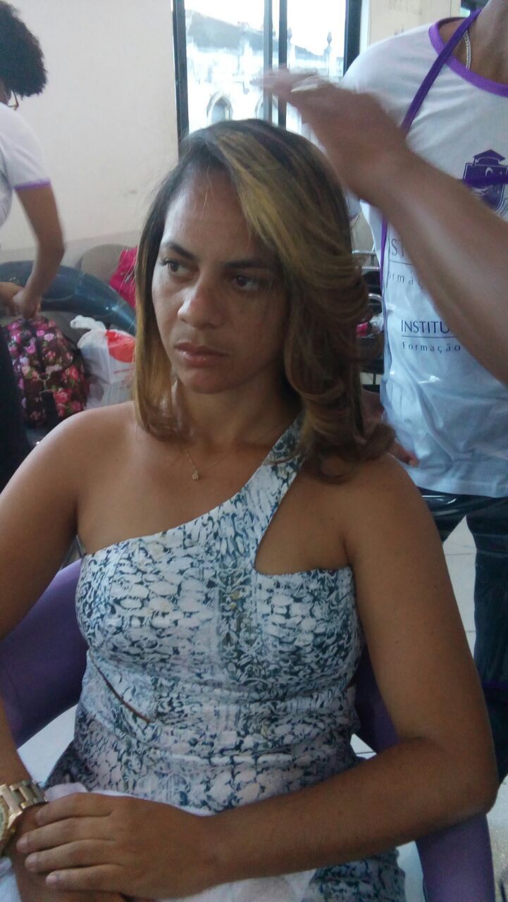 Finalizando  cabelo estudante (cabeleireiro)