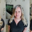 Mechas feitas no papel,com raiz esfumada,e franja marcada ,em uma tonalizade de loiro bege claro acinzentado 