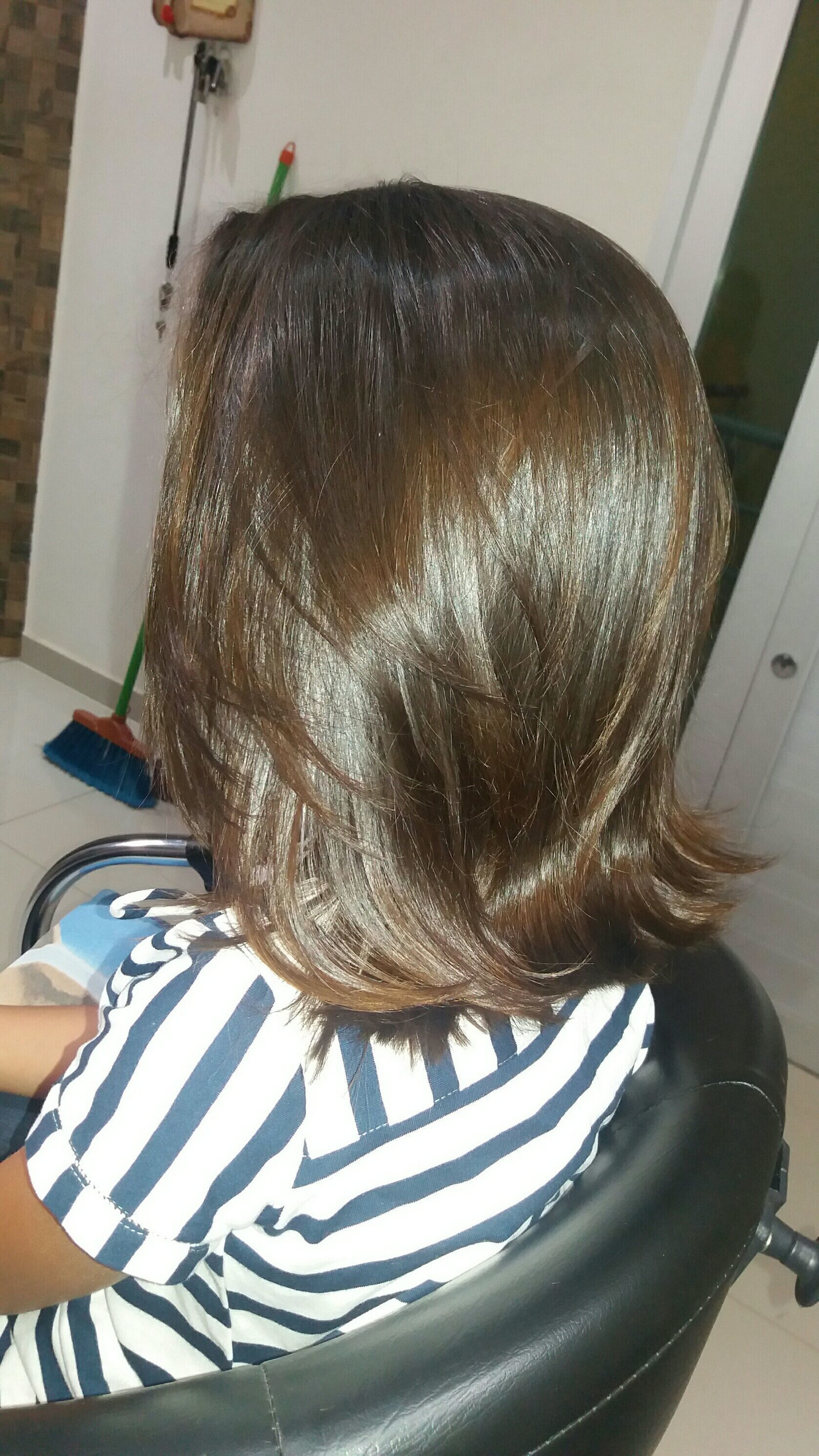 Corte e escova. cabelo cabeleireiro(a)