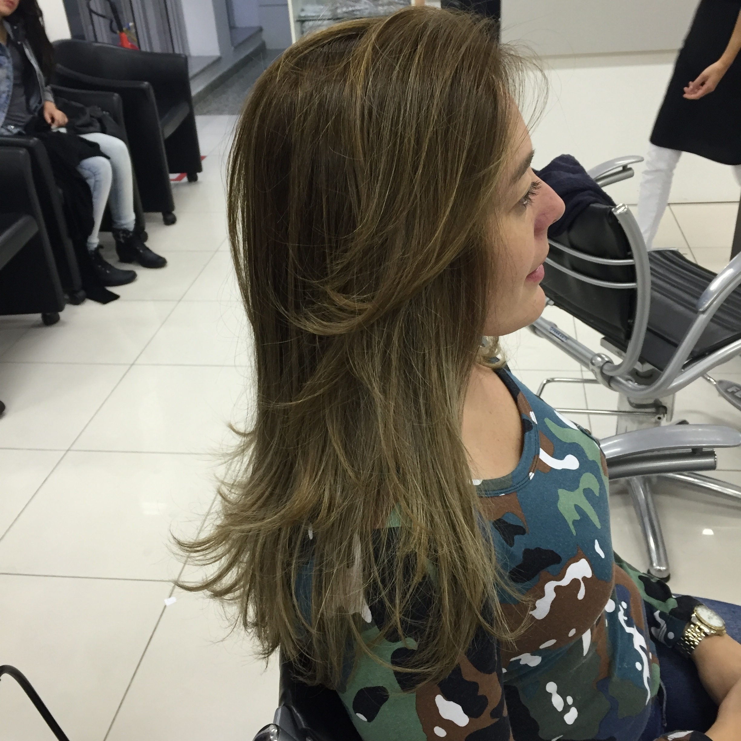 Correção de cor , retoque de raiz , mechas  cabelo estudante (cabeleireiro) auxiliar cabeleireiro(a) auxiliar administrativo