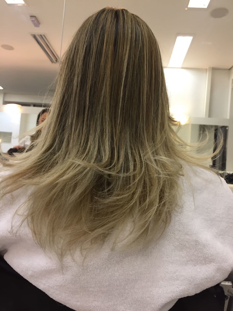 Mechas com ombre hair nas pontas  do cabelo . 
 cabelo estudante (cabeleireiro) auxiliar cabeleireiro(a) auxiliar administrativo
