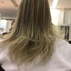 Mechas com ombre hair nas pontas  do cabelo . 

