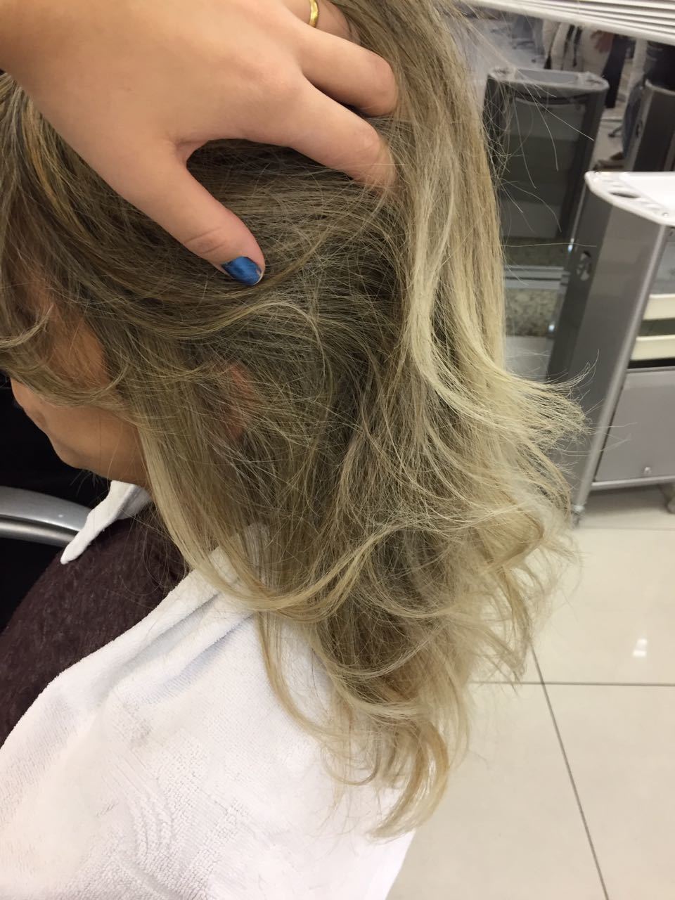 Iluminação nas pontas do cabelo 
 cabelo estudante (cabeleireiro) auxiliar cabeleireiro(a) auxiliar administrativo