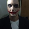Maquiagem artística para festa à fantasia inspirada no Coringa.