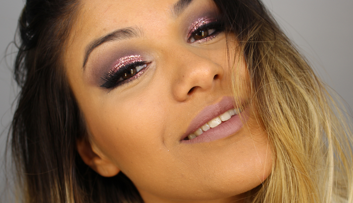 Maquiagem em tons de roza e cinza com aplicação de glitter. maquiagem maquiador(a)