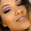 Maquiagem em tons de roza e cinza com aplicação de glitter.