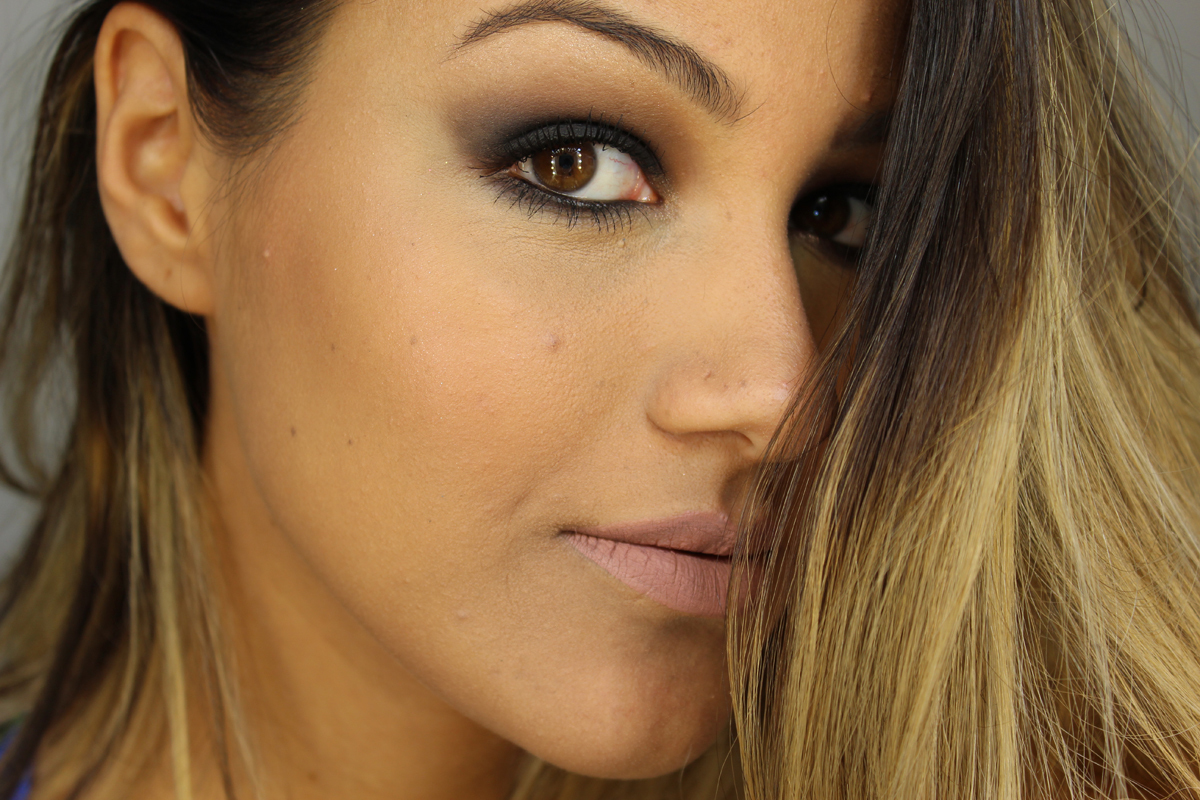 Maquiagem smokey eyes tradicional. maquiagem maquiador(a)