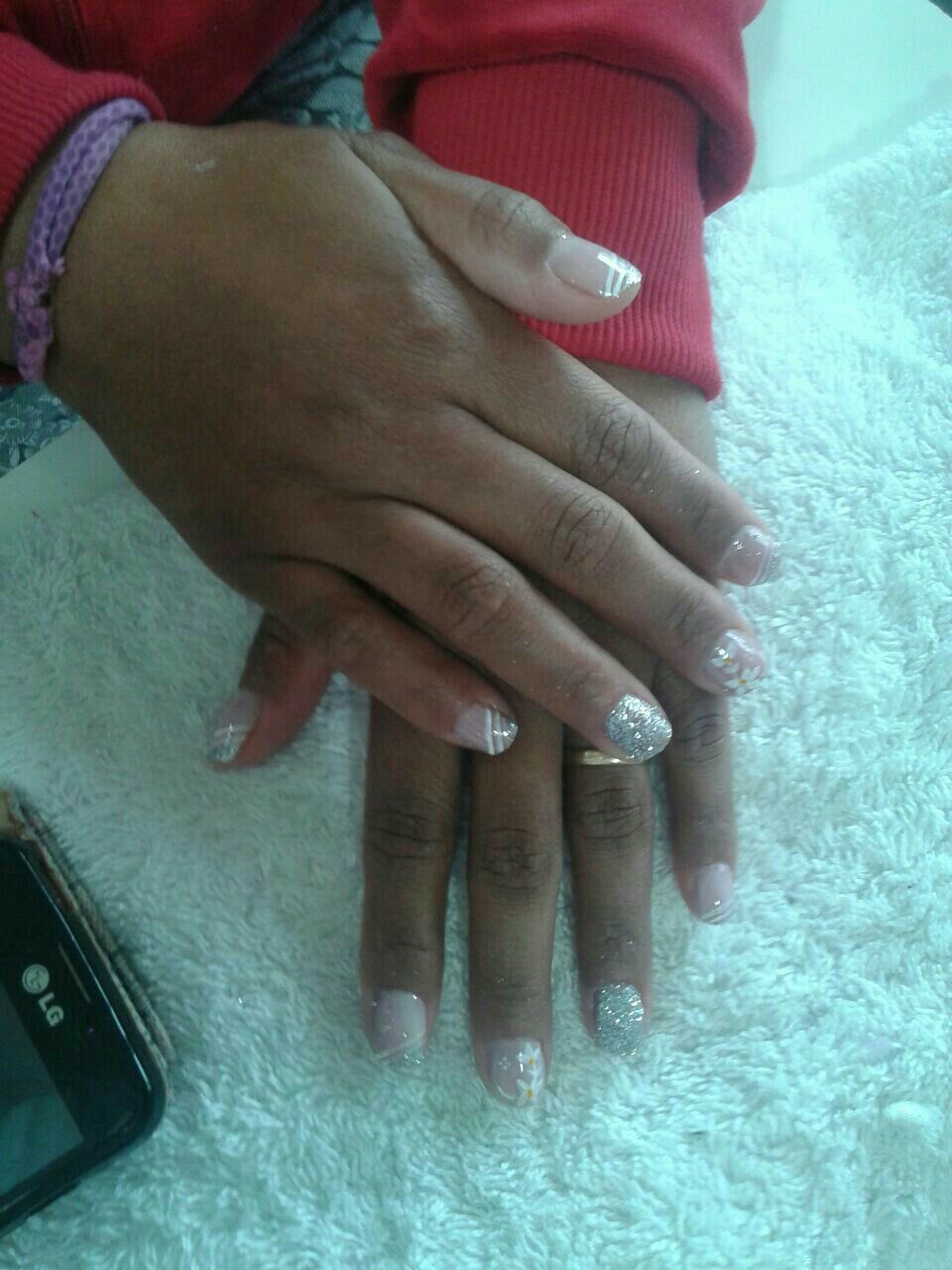 Unha natural, desenho de flor com gliter. unha manicure e pedicure