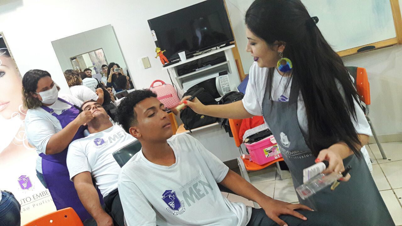Aula que Ministrei de Maquiagem Masculina no Instituto Embelleze maquiagem maquiador(a) depilador(a) cabeleireiro(a)