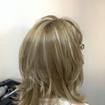 O cabelo da cliente é de tom natural 7 com 60% de brancos e bastante fino e delicado. O trabalho feito foi uma coloração 10.1 + ox de 30vl com mechas no papelote com água de 20 e arrematado com um tonalizante 10.2 e finalizado com uma reconstrução e escova