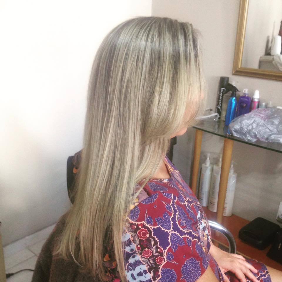 Retoque de mechas no papelote em um cabelo de tom natural 4 feito com água de 30vl e tonalizante 10.2 cabelo