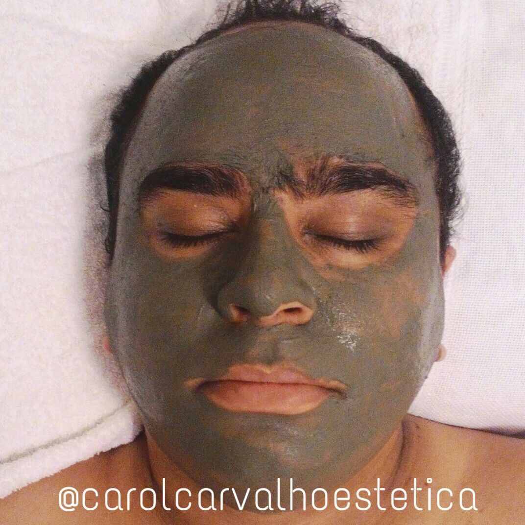 Hidratação facial com argila verde, que ajuda no controle da oleosidade. estética esteticista designer de sobrancelhas maquiador(a)