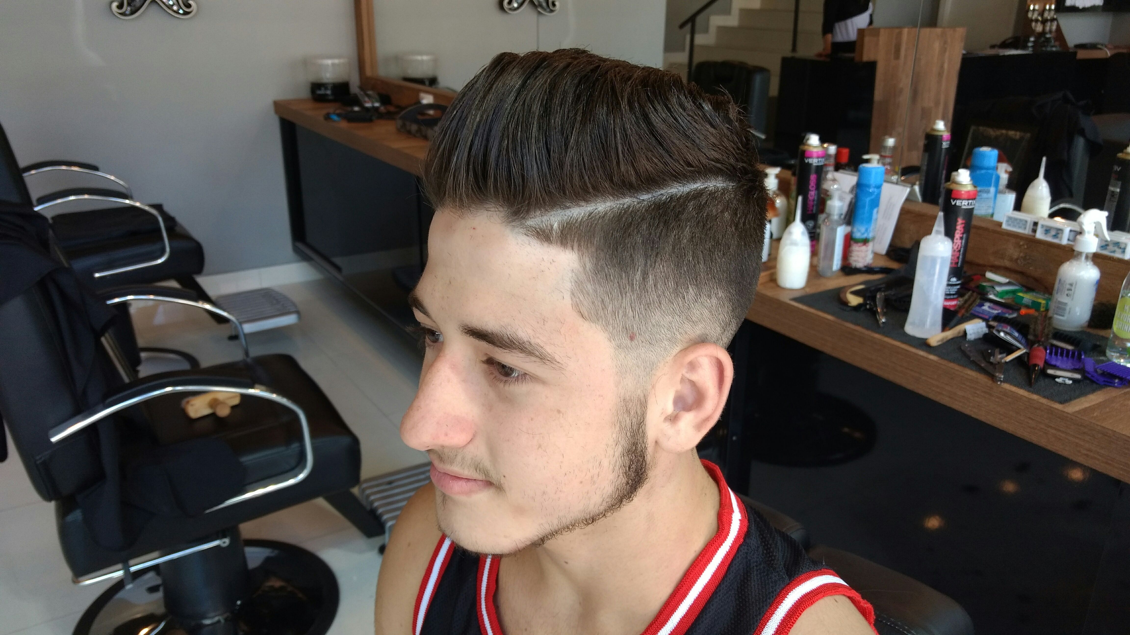 Mid Fade Old School com Pompadour, feito com Oster Pro Power 606 cabelo barbeiro(a)