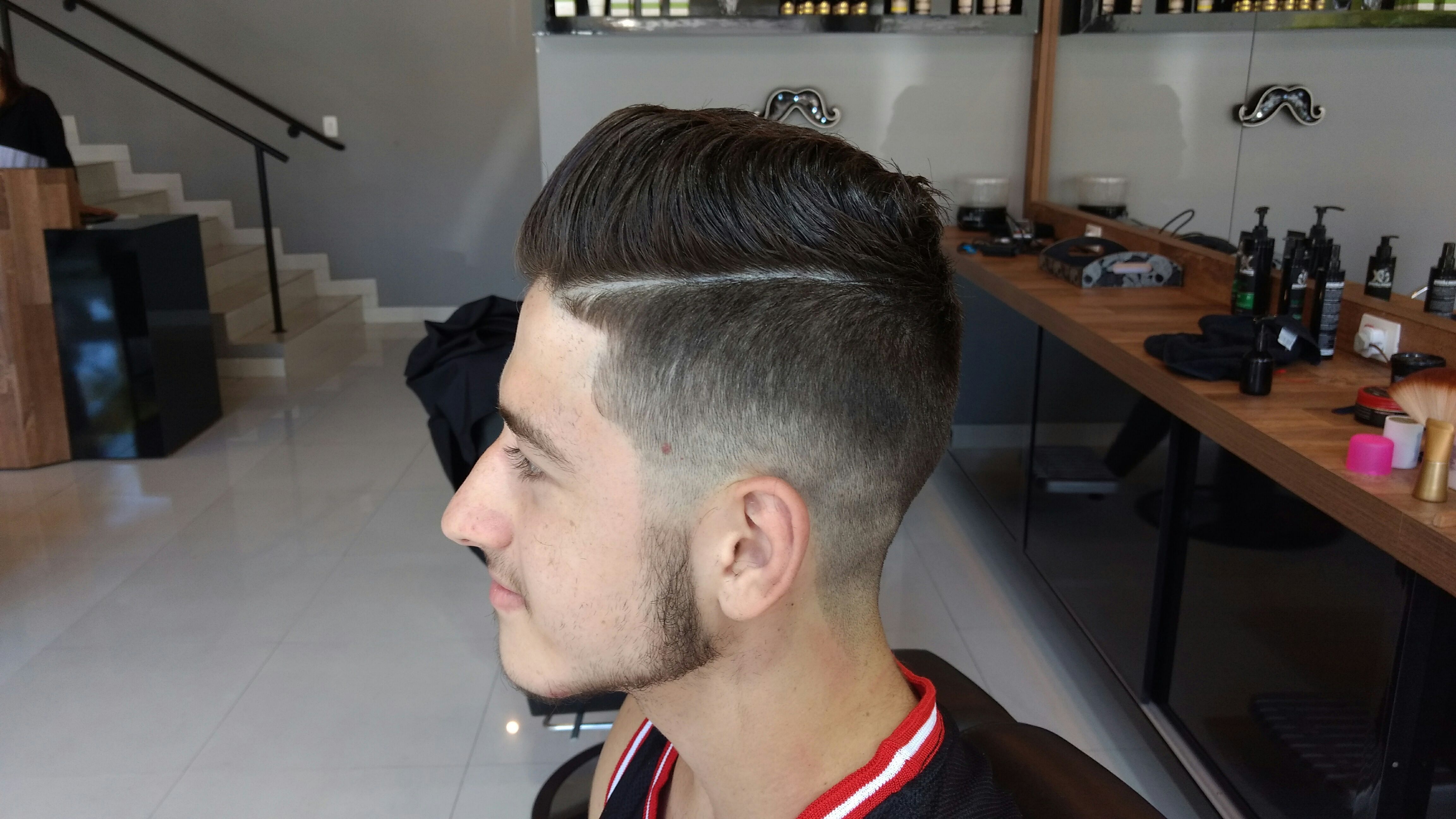 Mid Fade Old School com Pompadour com pequena risca para destaque, feito com Oster Pro Power 606 e navalhete Parker cabelo barbeiro(a)