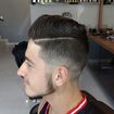 Mid Fade Old School com Pompadour com pequena risca para destaque, feito com Oster Pro Power 606 e navalhete Parker