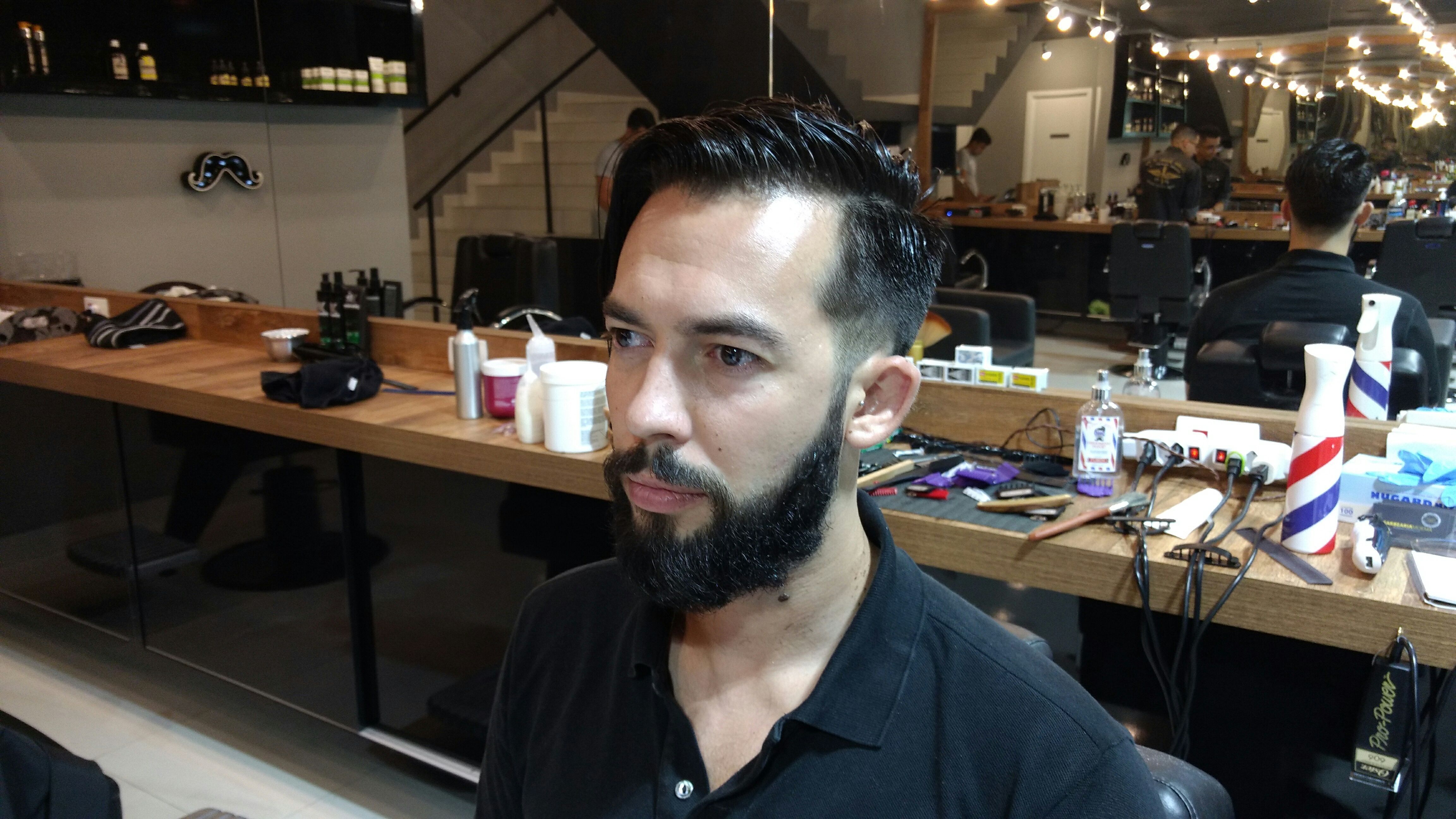 Barba na toalha quente, cabelo versátil, desconectado ou clássico arrumadinho. outros barbeiro(a)