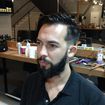 Barba na toalha quente, cabelo versátil, desconectado ou clássico arrumadinho.