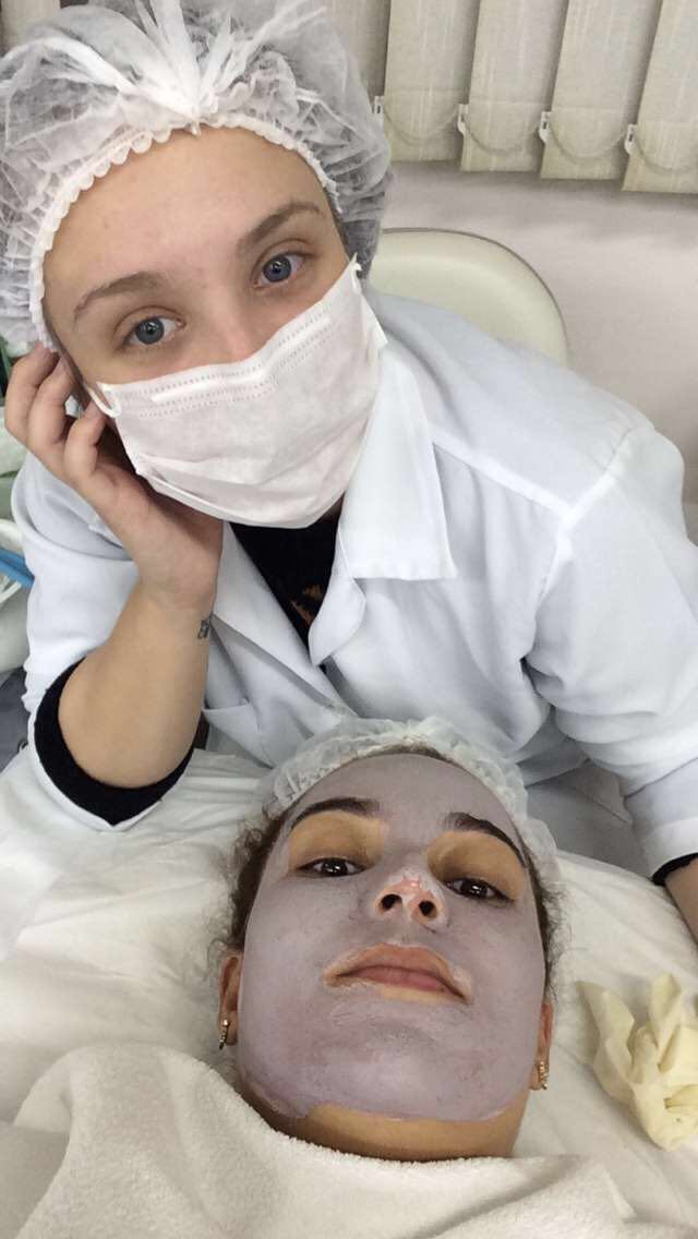 Aula prática de limpeza de pele na instituição Famesp. estética esteticista depilador(a)