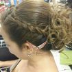 Penteado coque despojado com trança lateral