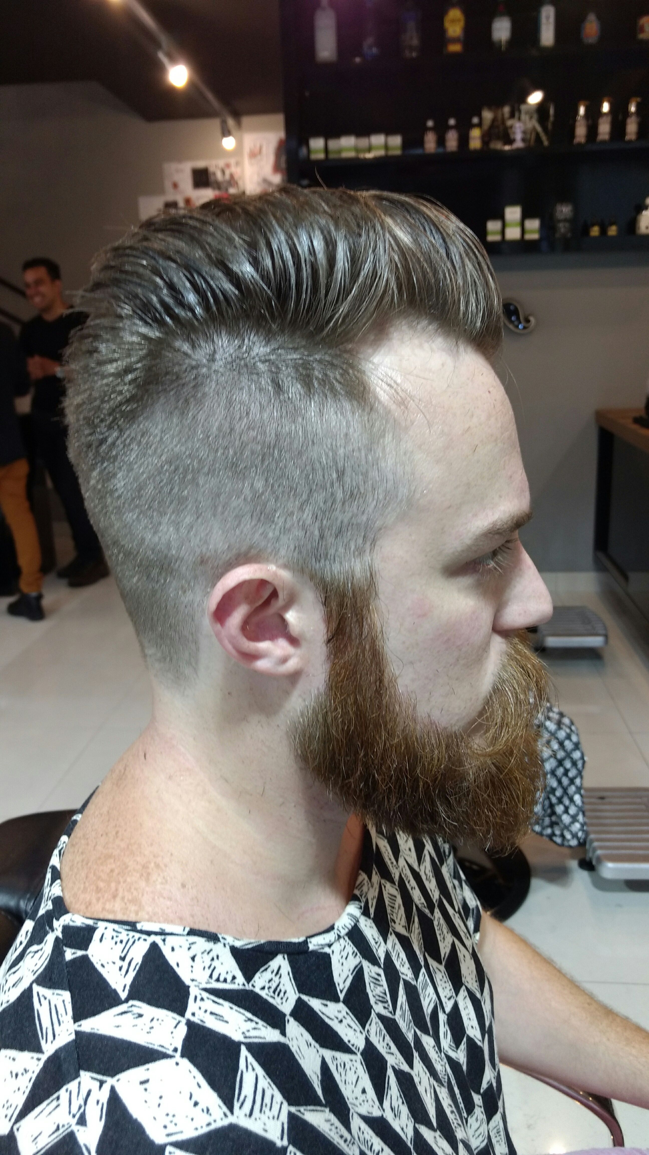 Barba e cabelo. cabelo barbeiro(a)