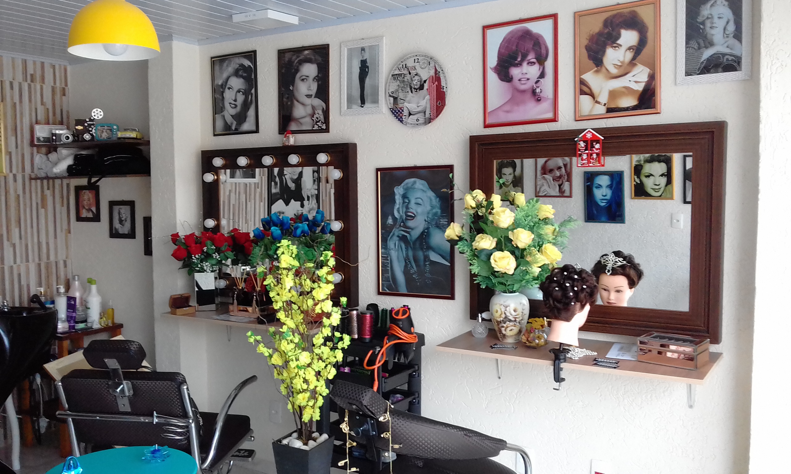 Divina Beleza Studio Hair 

Fone: 11-9-8410-7934 cabelo cabeleireiro(a)