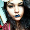 Batom azul metálico Vult, cílios postiços naturais, rímel clinique, delineador em caneta Avon,e contorno