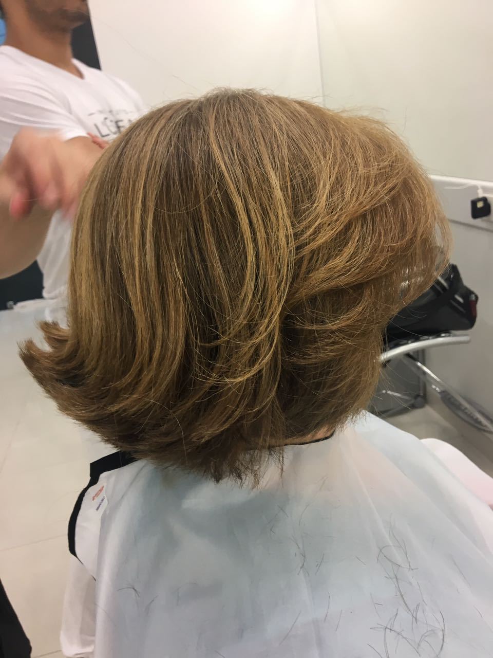 Corte curto em um jovem senhora cabeleireiro(a) cabeleireiro(a) escovista cabeleireiro(a)