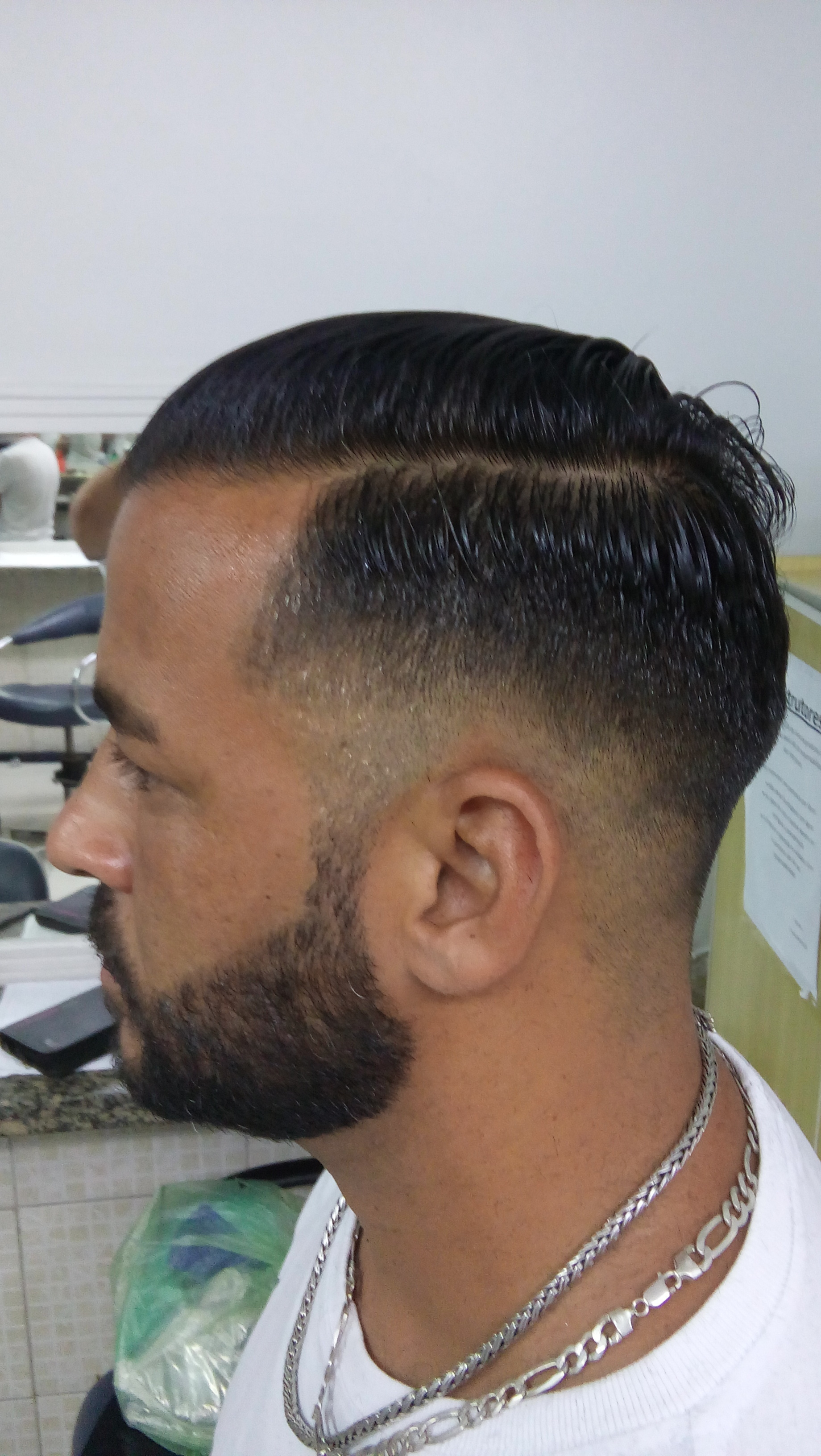 Degradê Social (Imagem da lateral)
Barba desenhada e aparada cabelo barbeiro(a)