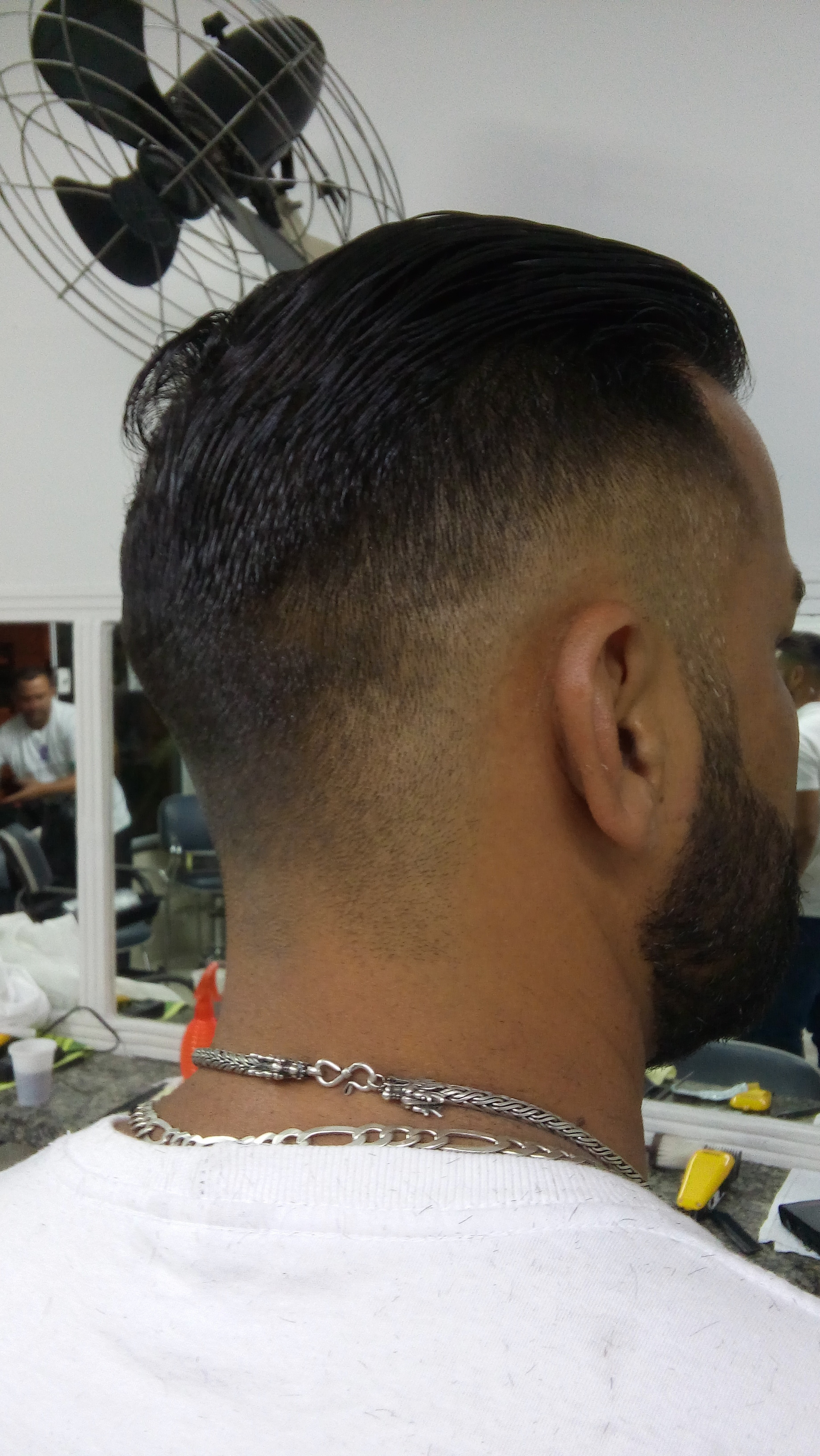 Degradê Social (Imagem da parte posterior e nuca)
 cabelo barbeiro(a)