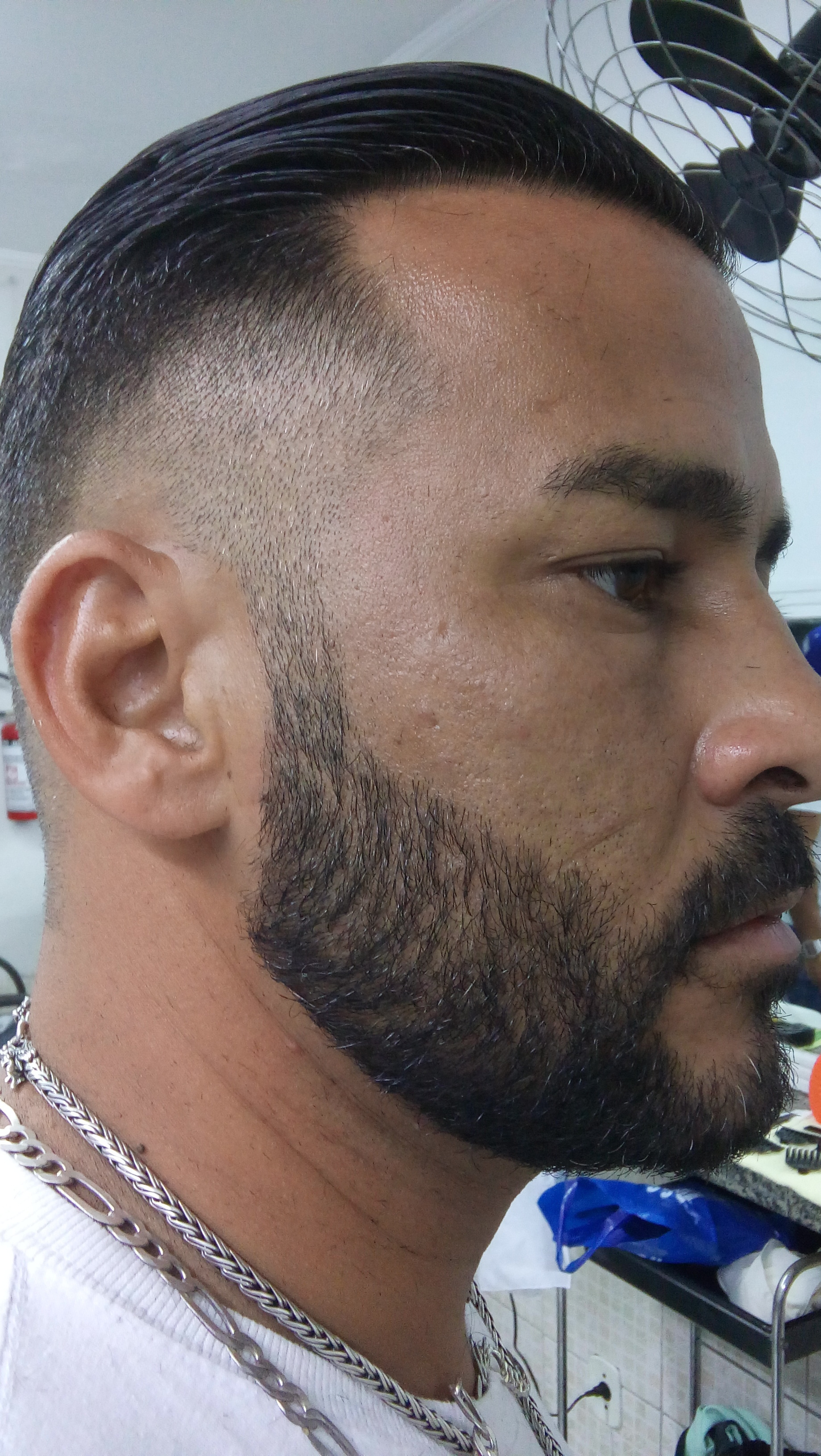 Degradê Social (Imagem da lateral)
Barba aparada, desenhada e com um leve disfarçado na costeleta cabelo barbeiro(a)