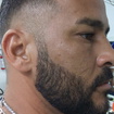 Degradê Social (Imagem da lateral)
Barba aparada, desenhada e com um leve disfarçado na costeleta