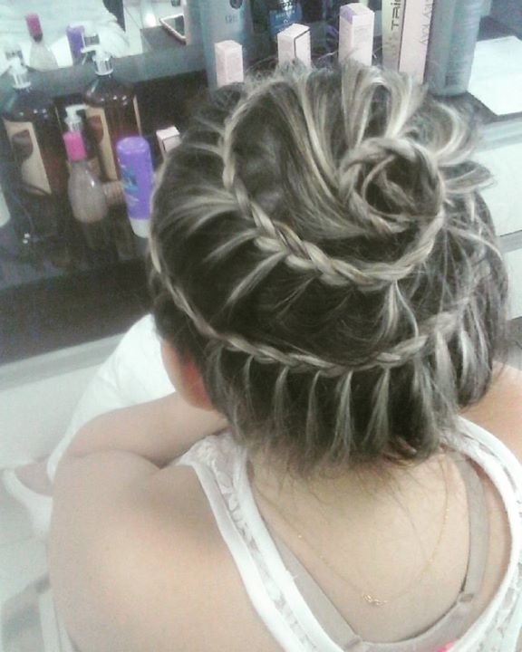 Trança arredondada simples . cabelo cabeleireiro(a) maquiador(a) escovista stylist / visagista