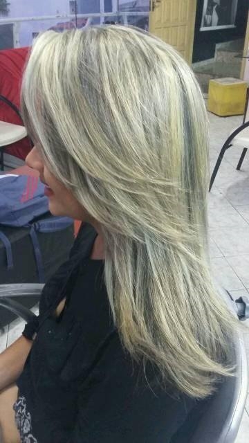 Parcialmente 80% de luzes no cabelo.  cabelo cabeleireiro(a) maquiador(a) escovista stylist / visagista