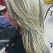 Parcialmente 80% de luzes no cabelo. 