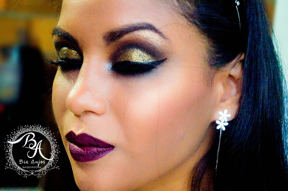 Maquiagem brilho total para arrasar em qualquer tipo de evento noturno!
#maquiagem #maquiagemnoturna #maquiagemcombrilho #glitter #maquiagemdourada #semicutcrease maquiagem maquiador(a)