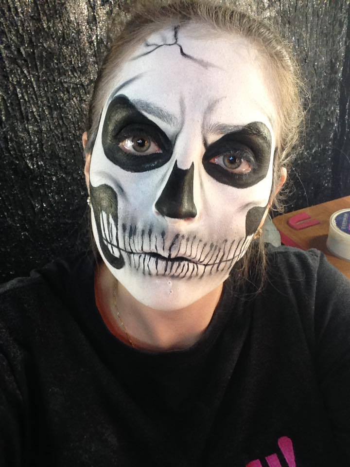 Caveira por mim <3 treinamento de traços! #caveira #makeup #byme #makeupartist #love #maquiagembrasil #kryolan #catharinnehill #elf #colormake #slug  maquiagem maquiador(a) esteticista
