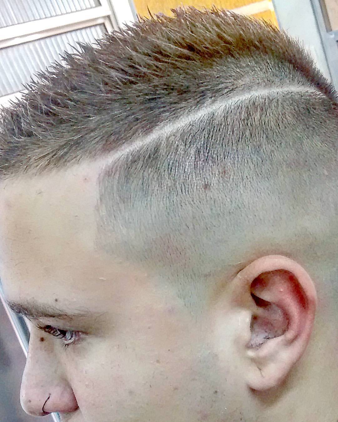 Disfarce da navalha ao pente 1e1/2.  cabelo barbeiro(a)