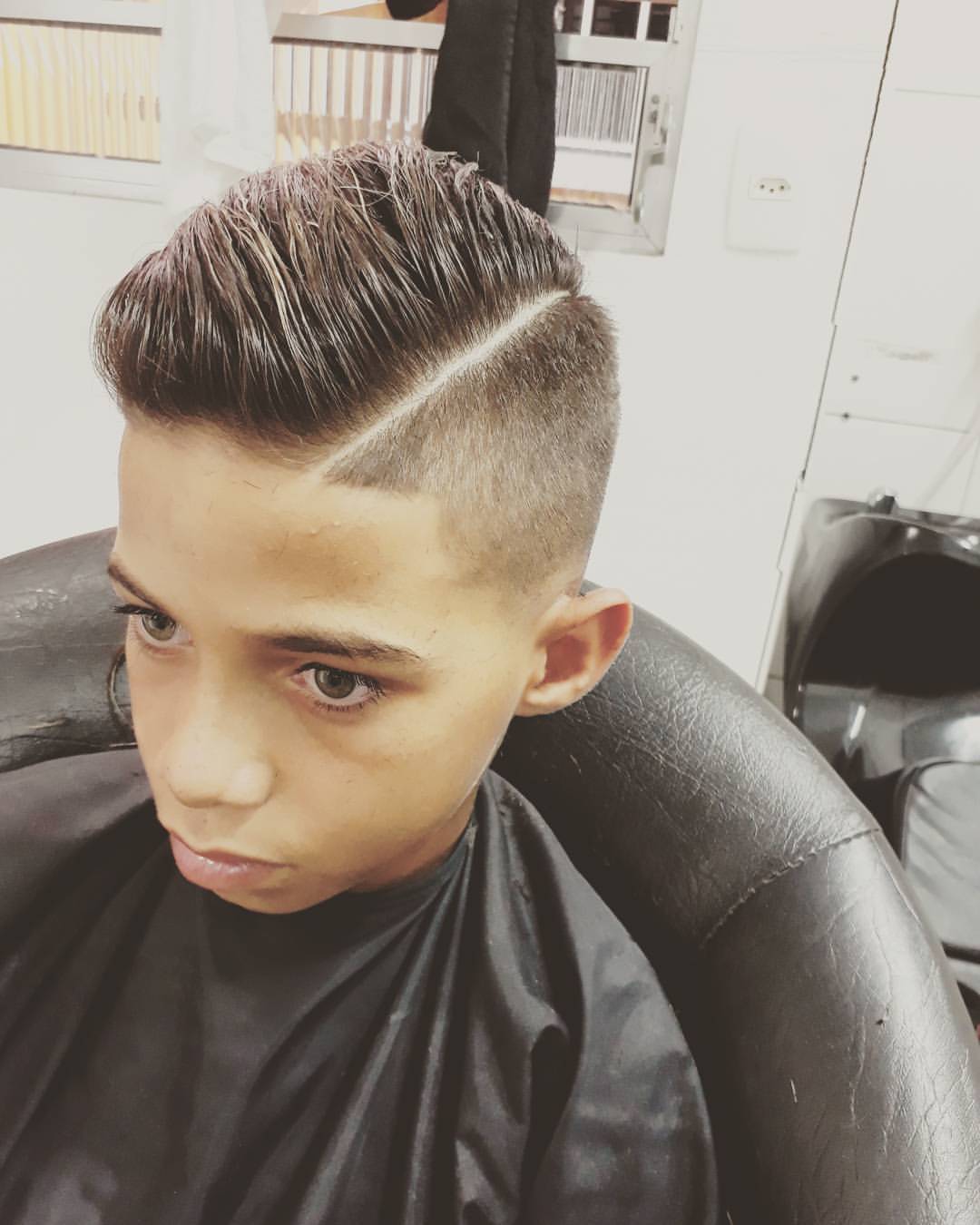 Corte infantil. Disfarce da 0 baixa para 2.  cabelo barbeiro(a)