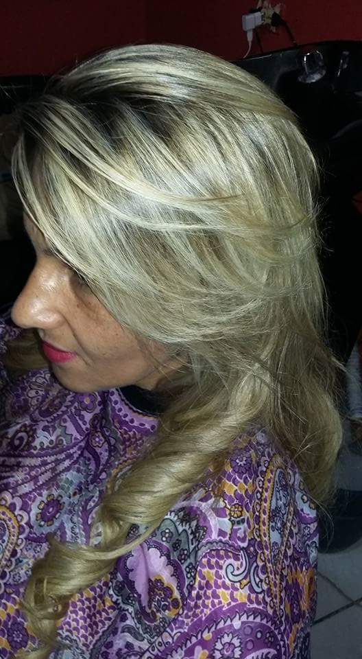 Luzes na raiz, com a cor em harmonia  com o mega hair cabeleireiro(a) esteticista