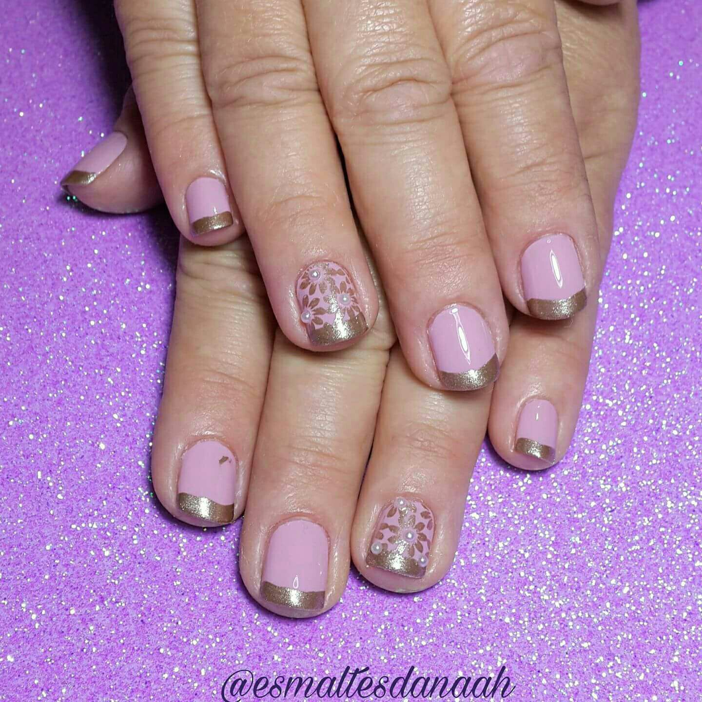 Esmaltação + Decoração com carimbo e colagem de pedraria. unha manicure e pedicure