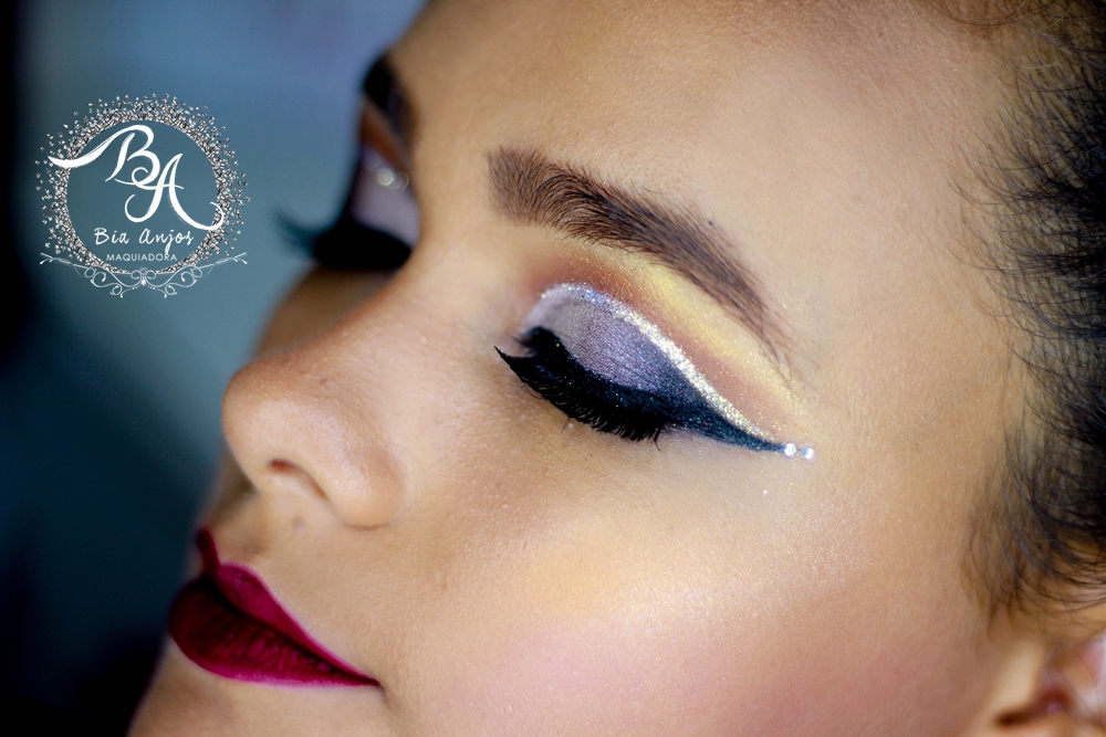 Detalhes do Double Cut Crease + Pele Iluminada
#maquiagem #maquiadoraubatuba #biaanjosmaquiadora #doublecutcrease #doublecutglitterinado #glitter maquiagem maquiador(a)