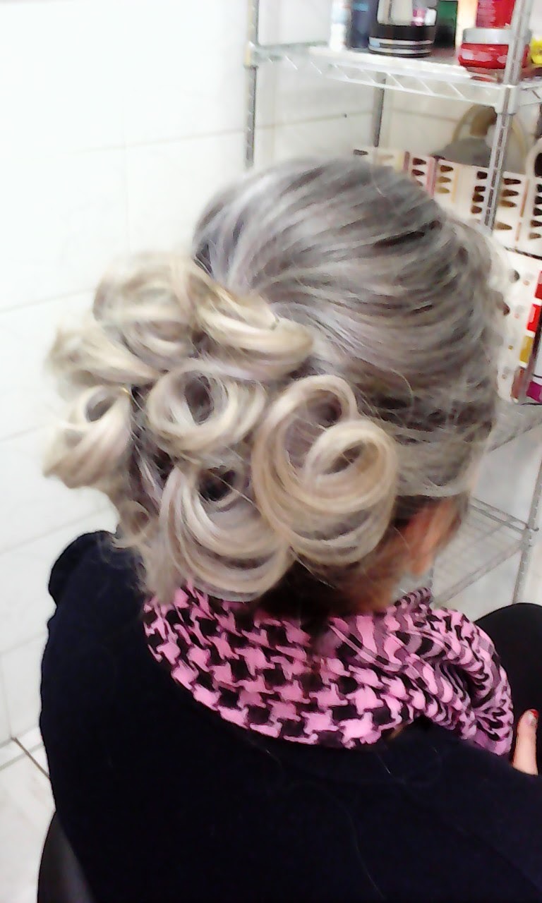 Penteado para festa  cabelo cabeleireiro(a) auxiliar administrativo designer de sobrancelhas recepcionista auxiliar cabeleireiro(a)