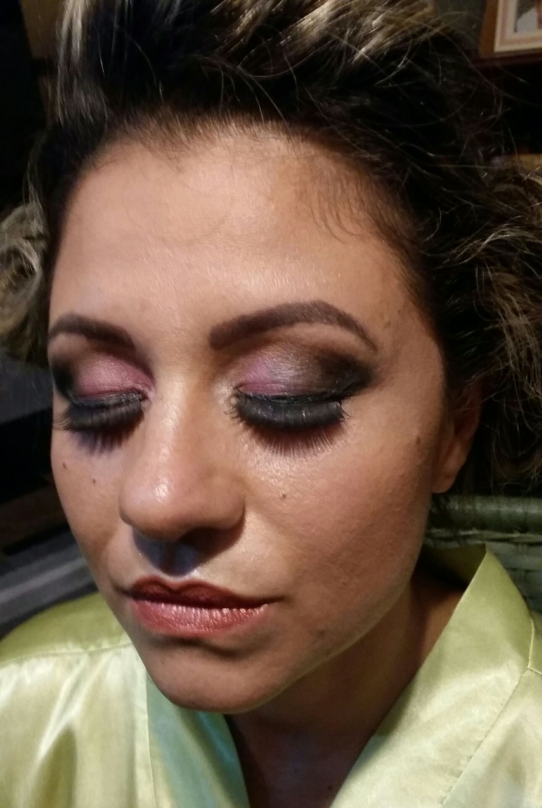 Técnica de esfumado de marrom escuro com rosa quimado nos olhos, contorno nas bochechas e nariz e um batom cremoso num tom de rosa amarronzado 😘 maquiagem maquiador(a)
