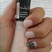 Toda delicada, unhas lindas, com esmalte vult.