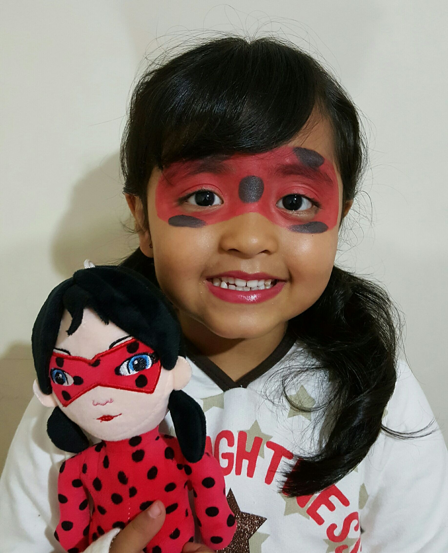 Maquiagem do personagem Ladybug. Usado tônico no rosto e aplicado sombra vermelha e preta para fazer a máscara maquiagem maquiador(a) designer de sobrancelhas recepcionista outros
