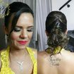 Maquiagem clássica, elegante, com delineado tradicional e cílios postiços. Para os lábios, um Pink maravilhoso!
O penteado escolhido pela cliente foi um lindo semipreso transpassado e franja lateral solta, que ficou um arraso!