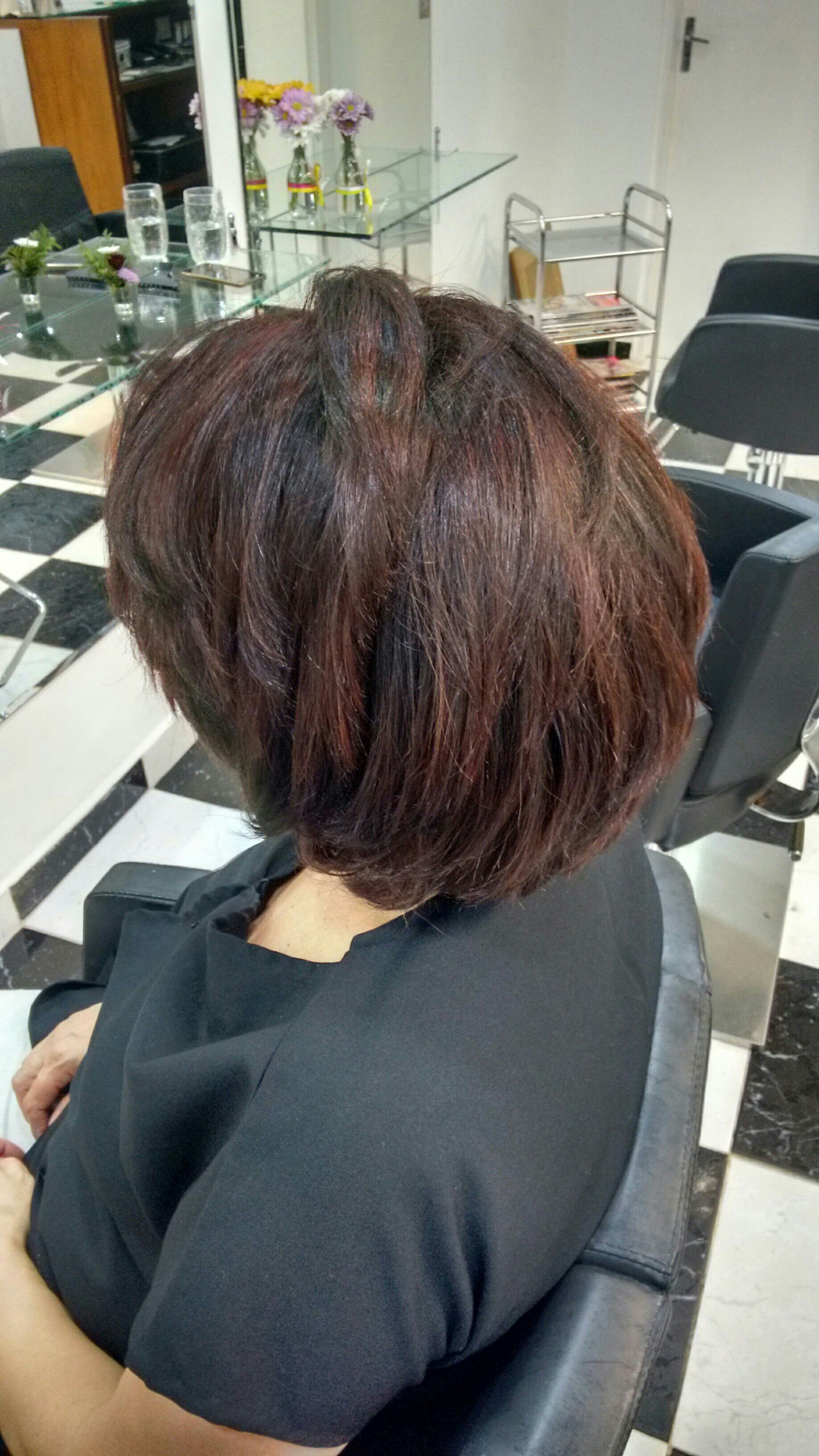Coloração com mechas esfumando a raiz auxiliar cabeleireiro(a) cabeleireiro(a)